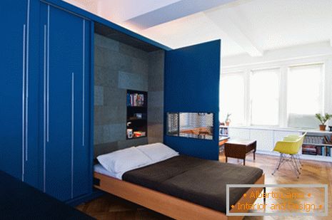 Camera da letto in un piccolo appartamento
