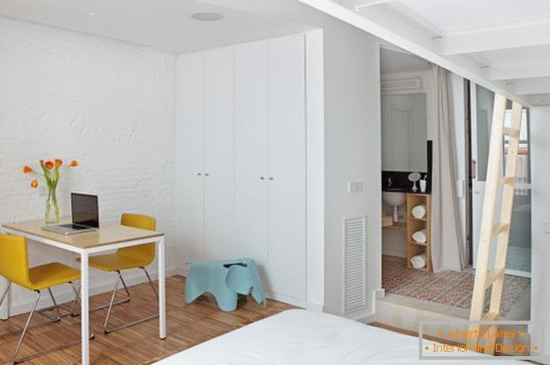 Progetto di un mini appartamento: un angolo di lavoro in camera da letto