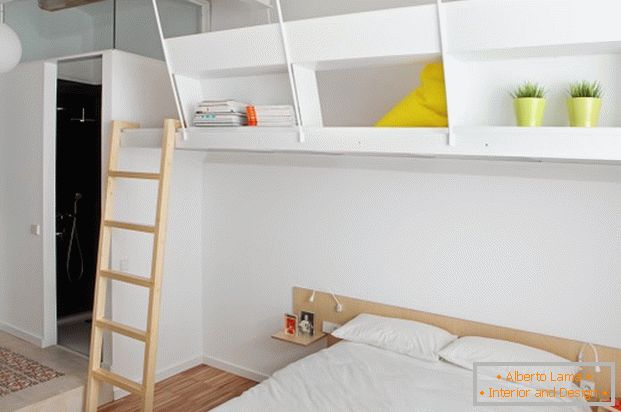 Il progetto di un mini appartamento: una camera da letto in colore bianco