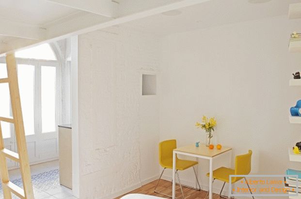 Il progetto di un mini appartamento: un tavolino in camera da letto
