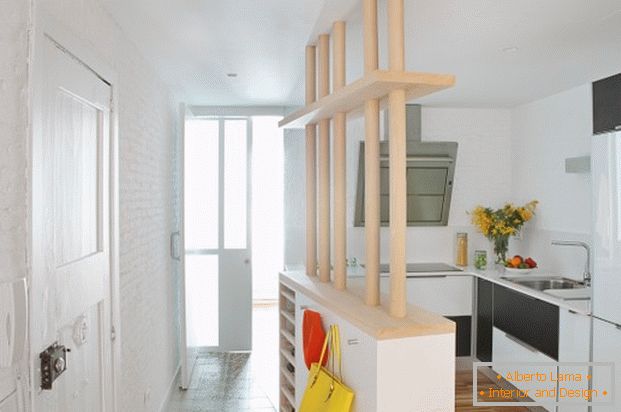 Il progetto di un mini appartamento: una cucina con bancone bar