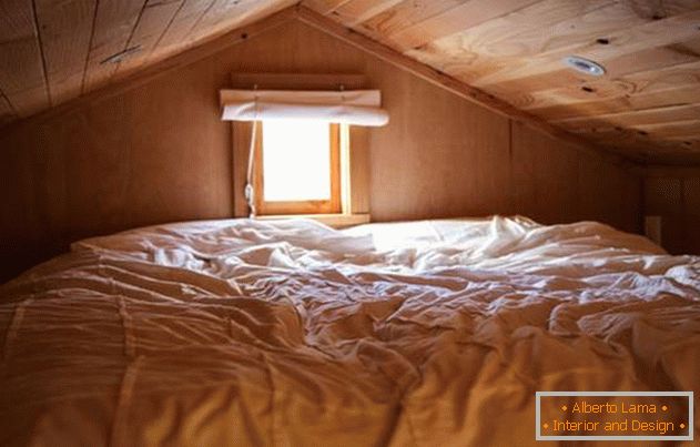 Camera da letto sotto il soffitto in una casa molto piccola