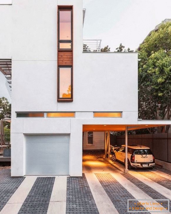 Casa nello stile del minimalismo con un posto auto coperto per auto