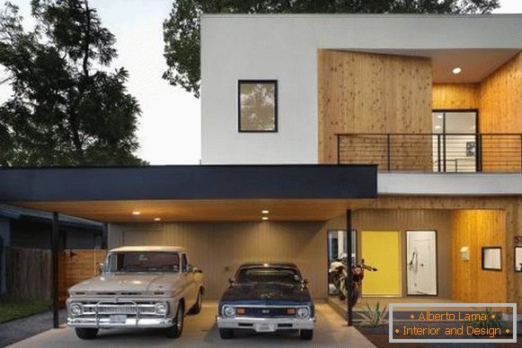 Casa in bianco e nero con finiture in legno e posto auto coperto