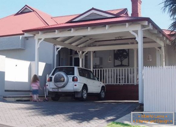 Progetto di una casa con un baldacchino sopra la veranda e l'auto