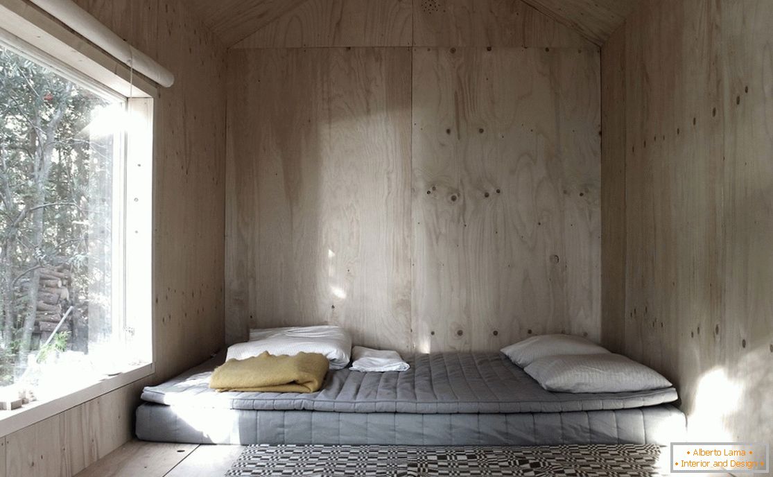 Спальня мини-дома Cabina dell'Ermitage в Швеции