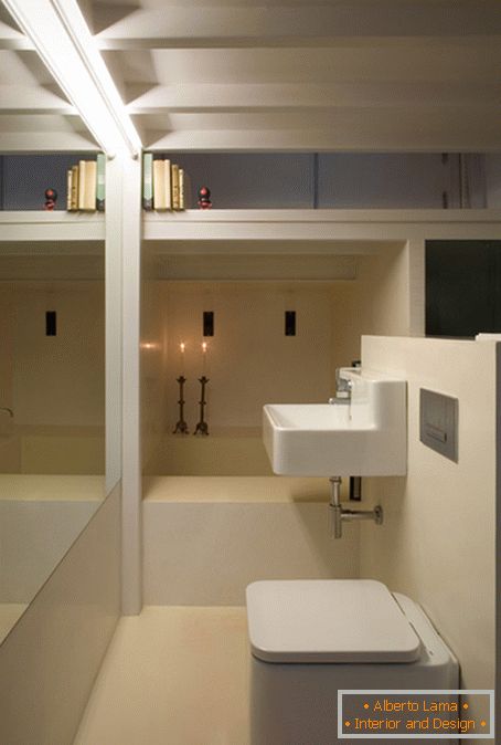 Interiore della stanza da bagno in un appartamento molto piccolo