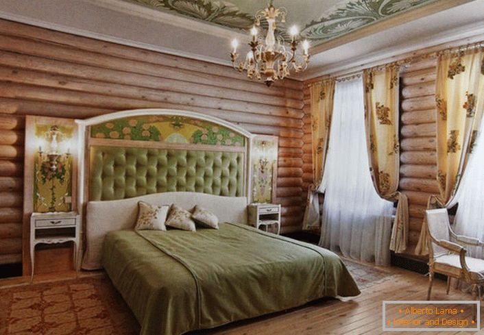 Le pareti della camera da letto nella migliore tradizione del paese sono decorate con una baita di legno naturale. Tuttavia, senza motivi floreali ancora da nessuna parte. Le tende beige chiare adornano un raro motivo floreale.