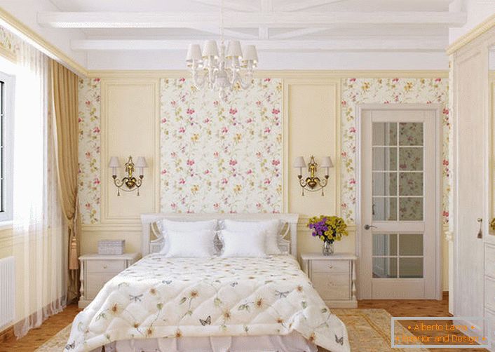 Le pareti della camera da letto in stile country sono decorate con carta da parati floreale, che si fondono armoniosamente con il copriletto sul letto.