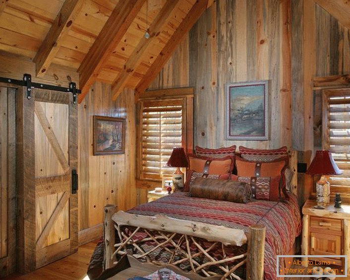 Una camera da letto in stile country in un piccolo capanno da caccia nel nord della Francia.