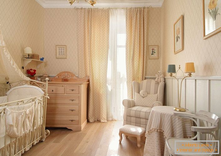 Delicati appartamenti per un neonato in stile country.