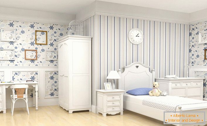 Una spaziosa camera in stile country per un bambino. Eleganti arredi moderni in stile rustico sono decorati con cornici vuote - un passo di design creativo.