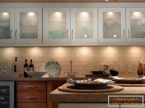 Punto di illuminazione in cucina con luci a soffitto