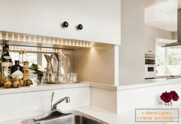 Illuminazione supplementare in cucina: illuminazione dell'area di lavoro in cucina con una striscia LED