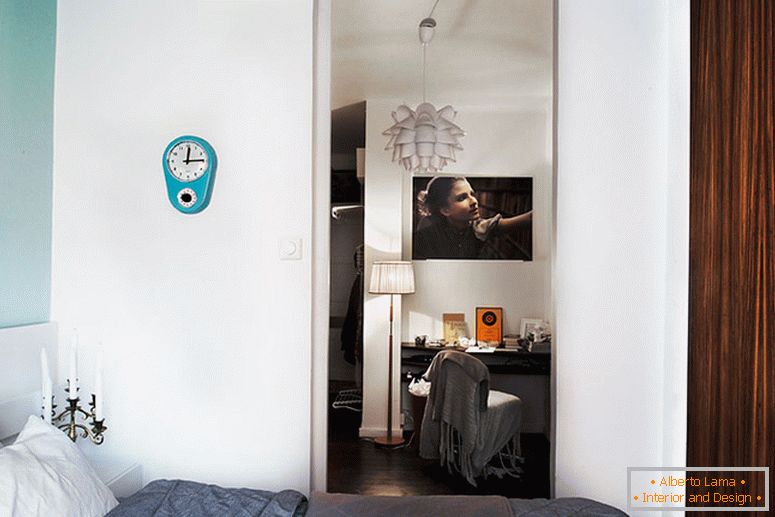 Camera da letto di un piccolo appartamento di due stanze