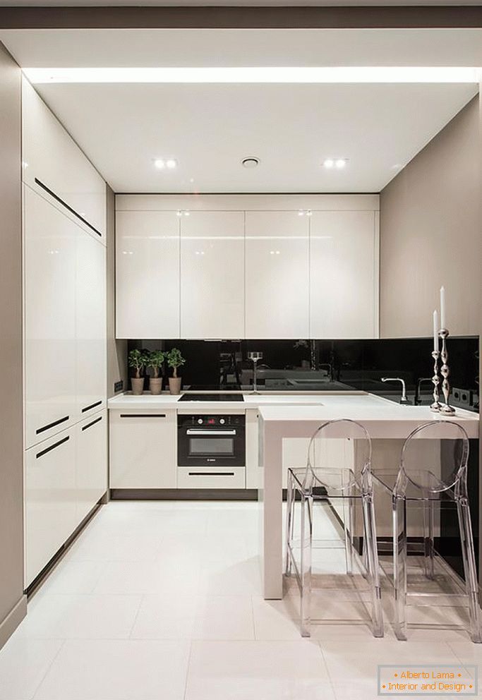 Elegante cucina in bianco e nero in un piccolo spazio