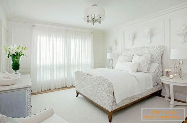Interno camera da letto in colore bianco