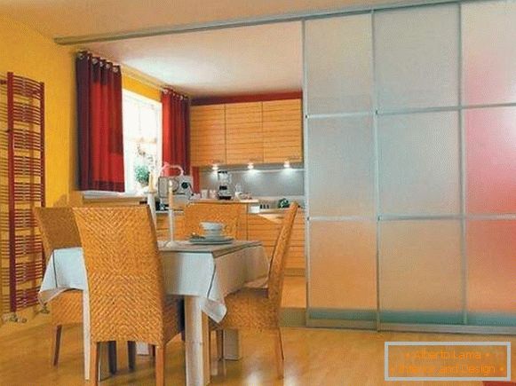 Porte scorrevoli in vetro per la cucina - foto nel design degli interni