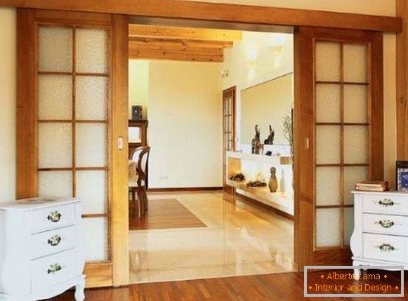 Porte scorrevoli classiche tra cucina e soggiorno - foto di legno con vetro