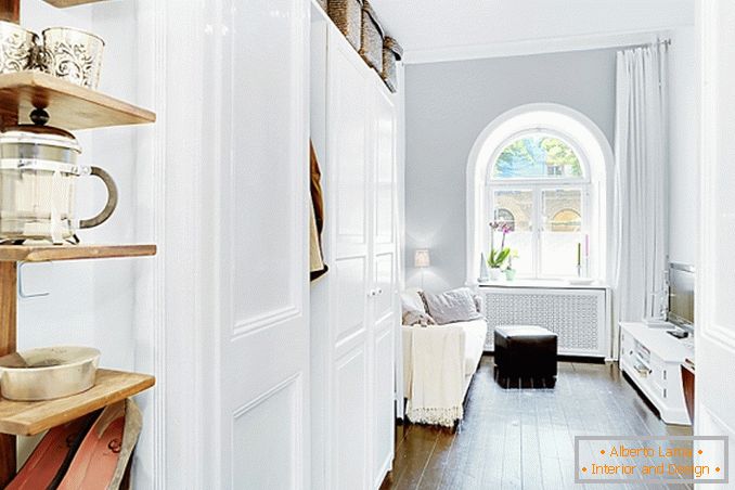 L'interno dell'appartamento è di 17 metri quadrati nel minimalismo scandinavo