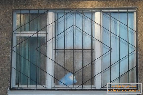 Griglie metalliche saldate su finestre - foto dalla facciata