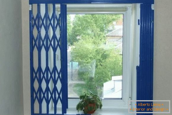 Griglie interne на окна - раздвижные синего цвета