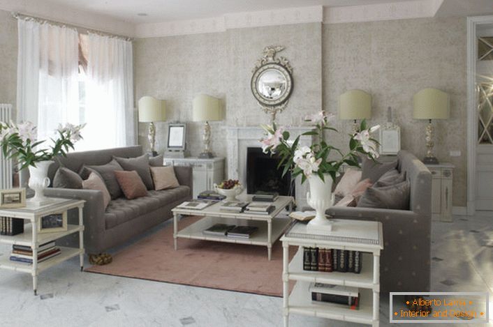 Il soggiorno in stile francese è decorato con colori chiari. Nella stanza c'è un'atmosfera romantica e accogliente.