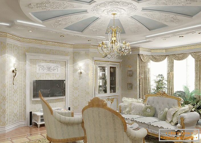 Un elegante soggiorno in una casa nella parte occidentale della Germania. Una dolce combinazione di blu e bianco è l'ideale per una camera degli ospiti.