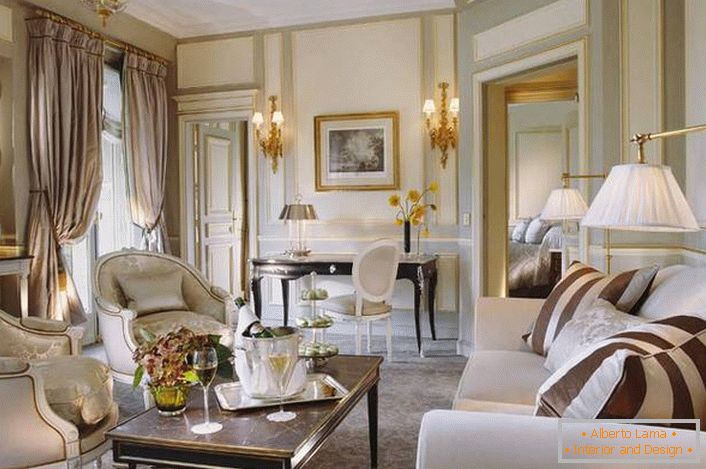 Una piccola camera per gli ospiti è stata progettata in conformità con i requisiti dello stile francese. Un buon esempio di illuminazione per il soggiorno. 