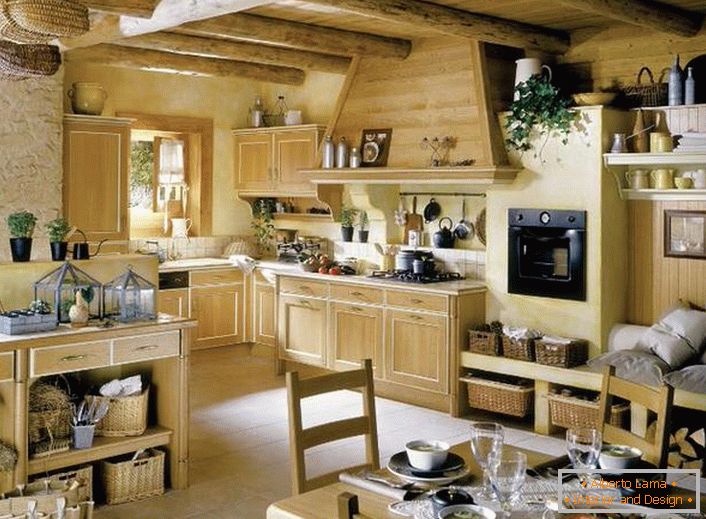 La cucina in legno massello di stile francese è decorata con fiori, disposti in modo uniforme attorno alla stanza. 