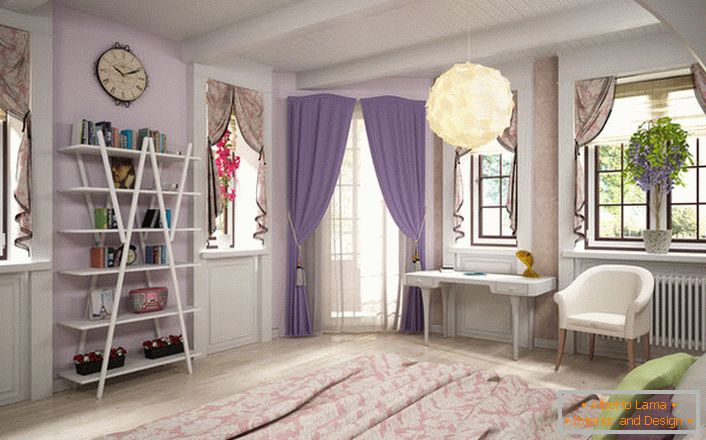 La camera da letto in stile francese è luminosa e spaziosa. Le aperture delle finestre sono decorate con lacrequins laconici. 