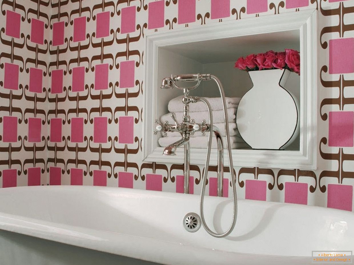 Bagno con decorazione murale in colori rosa