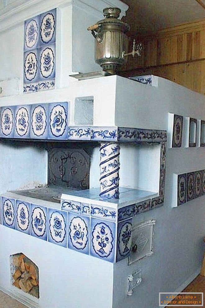 Fornace decorata con piastrelle e samovar
