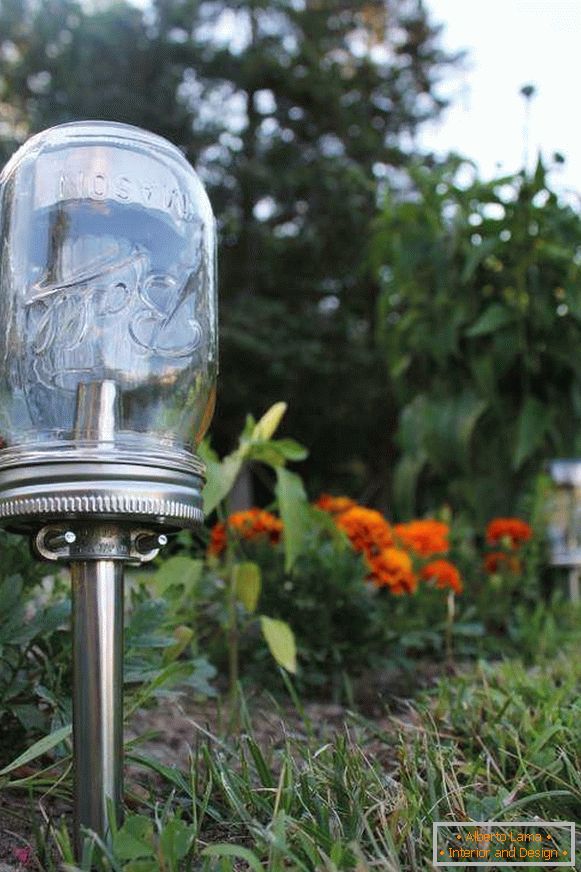 lampada da giardino su una batteria solare con le mani, foto 23
