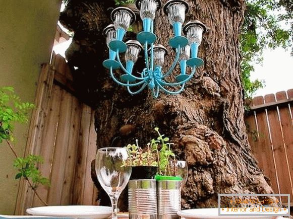 lampada da giardino su una batteria solare con le mani, foto 24