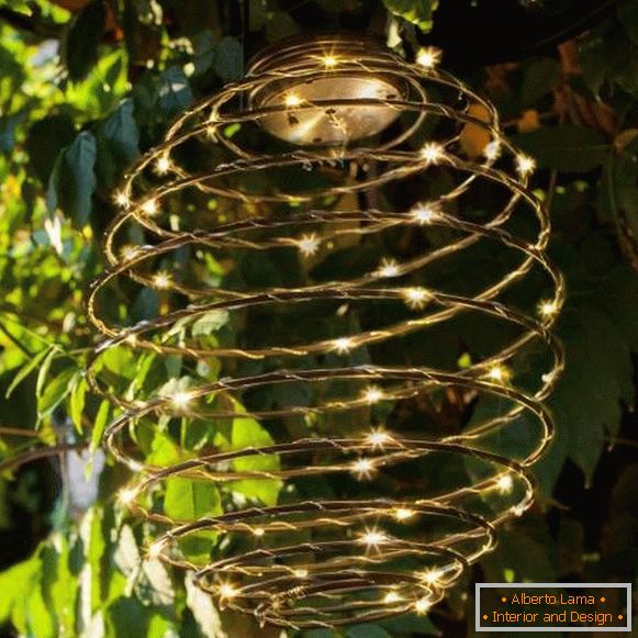 lampada da giardino su una batteria solare con le mani, foto 26