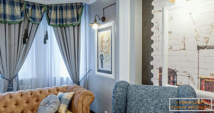 Negli interni moderni del salotto di una giovane famiglia artistica, puoi sempre trovare le caratteristiche tradizionali. Prestare attenzione al divano Chester, tende fatte di tessuti pesanti e una gamma di colori nella decorazione delle pareti. 