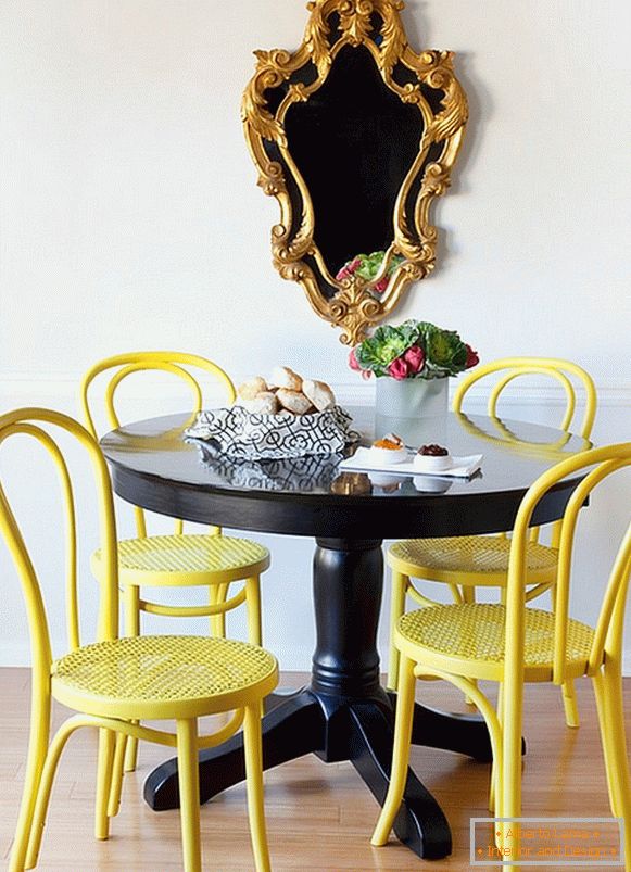 Sedie gialle luminose e un tavolo da pranzo nero