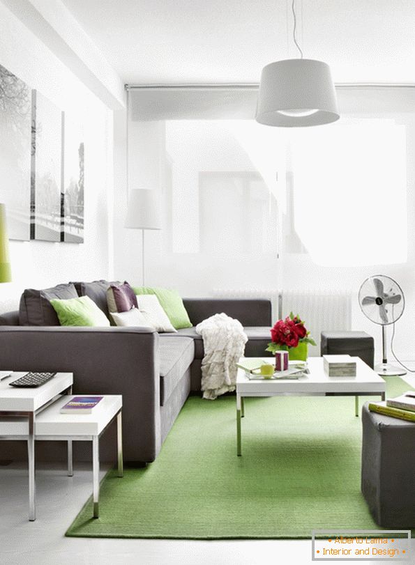 Interno del soggiorno con accenti verde chiaro