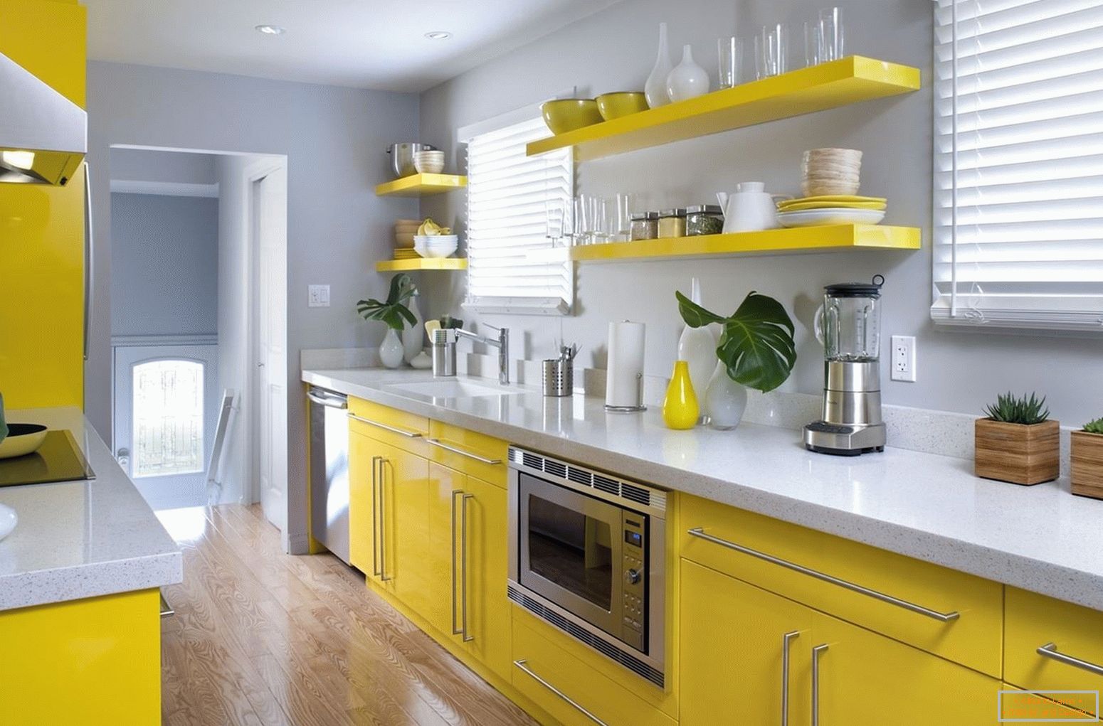 La combinazione di mobili gialli e pareti grigie in cucina