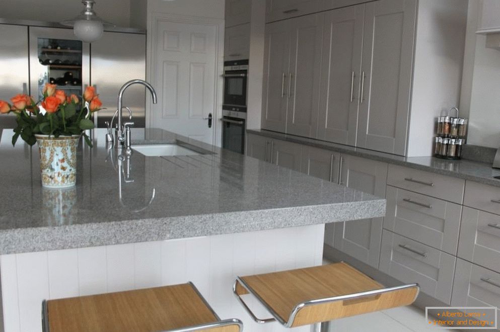 Isola da tavola con piano di lavoro in marmo in cucina