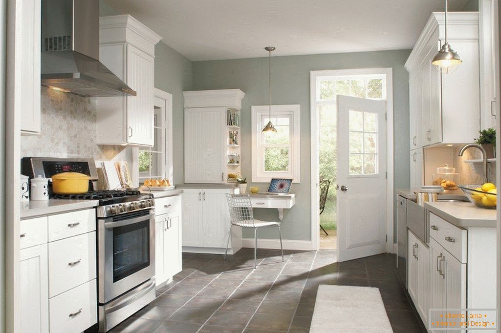 Mobili bianchi e pareti grigie all'interno della cucina
