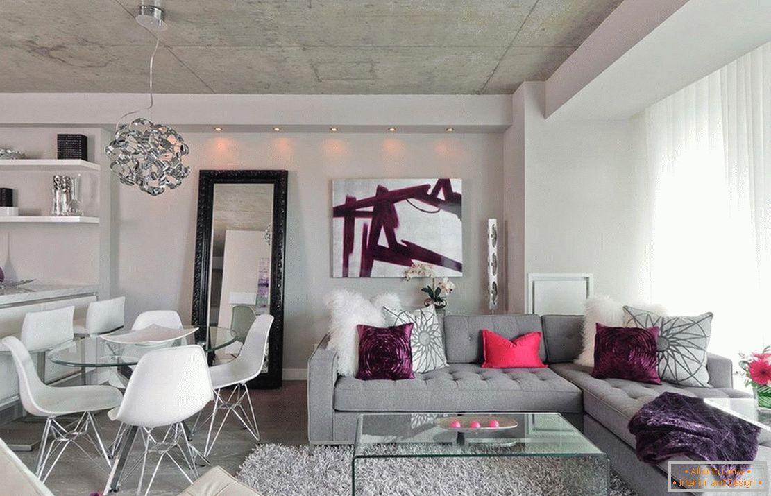 La combinazione di un divano grigio e pareti bianche all'interno