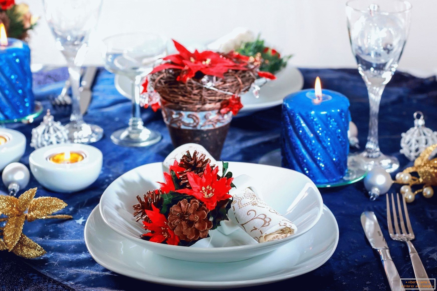 Tovaglia blu sul tavolo festivo di Capodanno