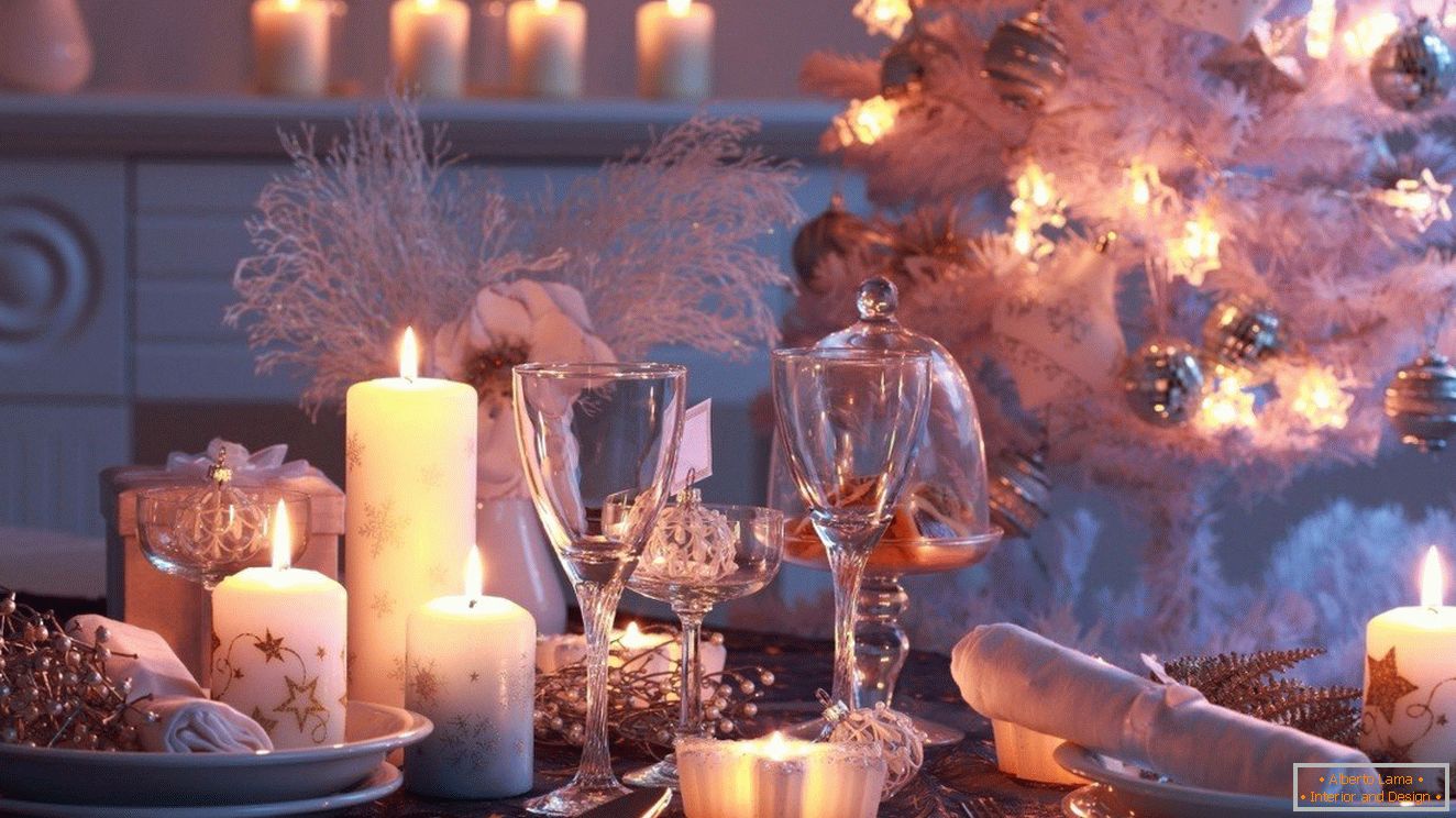 L'uso di candele di diverse dimensioni nell'arredamento della tavola di Capodanno