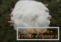 Sgabello in lana proveniente dallo studio Architecture Uncomfortable Workshop