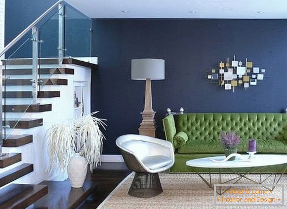 Divano verde e pareti blu nel soggiorno