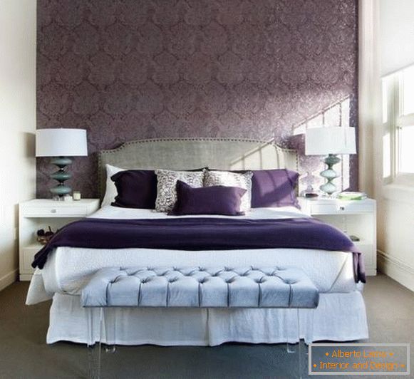 Design della camera da letto in tonalità viola con dettagli blu