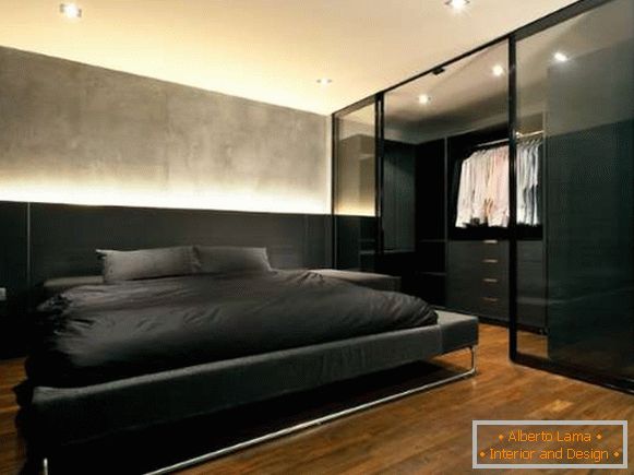 Sistema di armadi a muro con ante coupé nel design della camera da letto