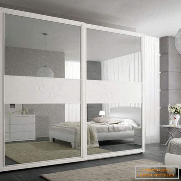 Camera da letto con armadio con ante a specchio - foto